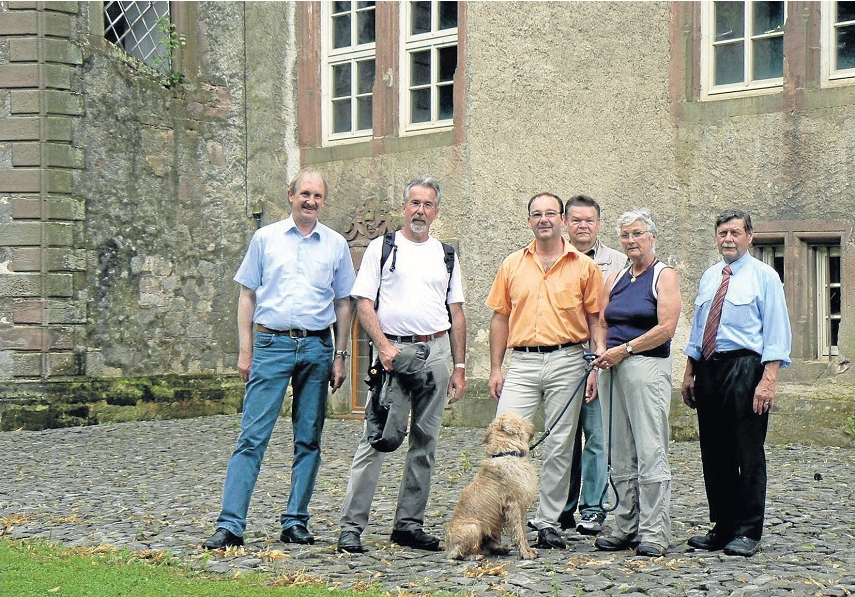 Dr . Hans-Georg Faust (Zweiter von links) erwandert sich in Begleitung von Dr . Helga Reul (Zweite von rechts) und dem irischen Terrier Felix denWahlkreis. Begleitet durch Joachim Stnkel (links), Eckhard Garbe (Dritter von rechts) und Ludolf von Dassel (